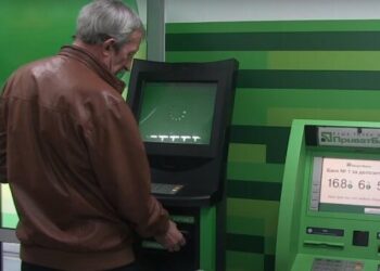 ПриватБанк блокує картки за грошові перекази – ЭКОНОМИКА