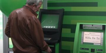 ПриватБанк блокує картки за грошові перекази – ЭКОНОМИКА