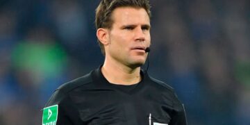 Арбитр Феликс Брих травмировался во время матча в Бундеслиге