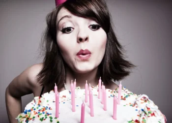 Поздравления с Днем рождения девушке – в прозе, своими словами.