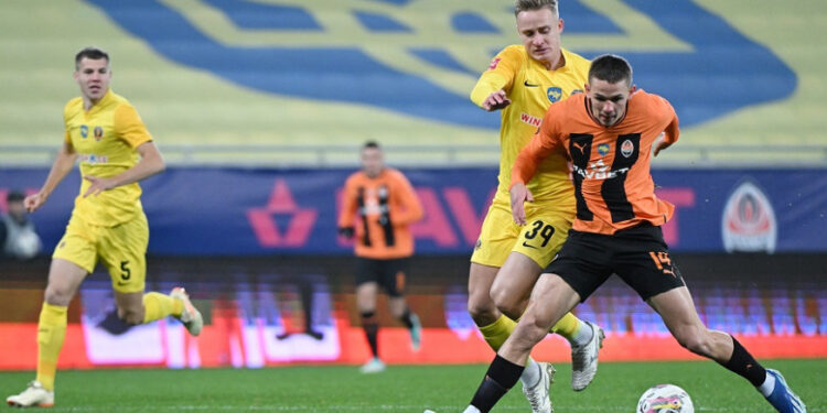 «Дніпро-1» обігрує «Шахтар» і очолює турнірну таблицю