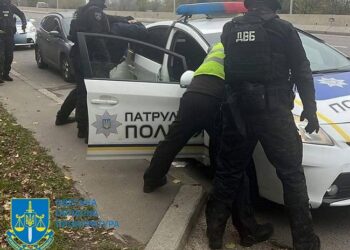 Двох одеських патрульних затримали за підозрою у хабарництві