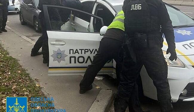 Двох одеських патрульних затримали за підозрою у хабарництві