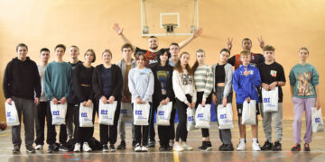 Гравці Черкаських Мавп провели майстер-клас в місцевій школі – Федерація баскетболу України