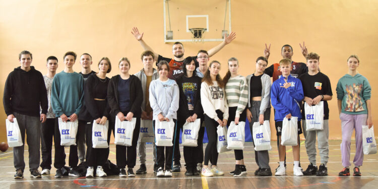 Гравці Черкаських Мавп провели майстер-клас в місцевій школі – Федерація баскетболу України