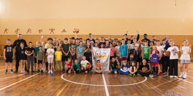 Гравці Старого Луцька-Університету провели майстер-клас в Луцькому ліцеї № 24 – Федерація баскетболу України