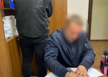 Хабар або звільнення: поліцейські підозрюють посадовця комунального підприємства Одеської міськради