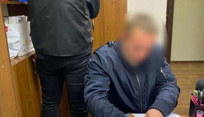 Хабар або звільнення: поліцейські підозрюють посадовця комунального підприємства Одеської міськради