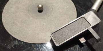 На дні обмілілого Дніпра знайшли вінілову платівку | Новости Запорожья