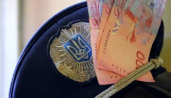 На Миколаївщині поліціянтів затримали на хабарі