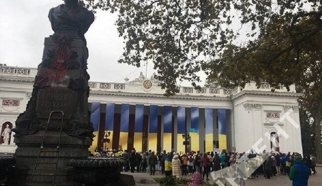 Одеська волонтерка Ножевнікова заявила, що припиняє мітингувати під мерією