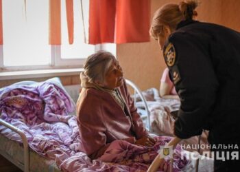 Поліцейські допомогли евакуювати літню жінку з-під обстрілів росіян до Запоріжжя – подробиці  | Новости Запорожья