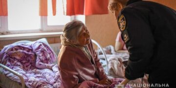Поліцейські допомогли евакуювати літню жінку з-під обстрілів росіян до Запоріжжя – подробиці  | Новости Запорожья