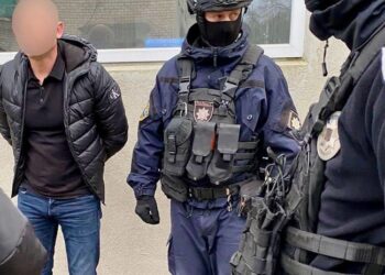 Стрілянина та склад зброї: на Миколаївщині затримали місцевих жителів