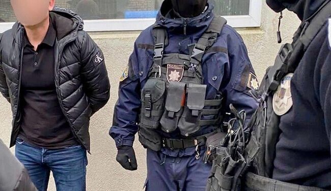 Стрілянина та склад зброї: на Миколаївщині затримали місцевих жителів