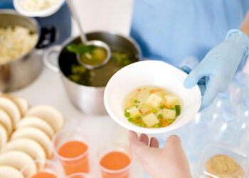 У чотирьох районах Запоріжжя безкоштовно видають гарячі обіди – за якими адресами | Новости Запорожья