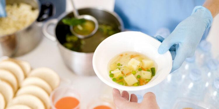 У чотирьох районах Запоріжжя безкоштовно видають гарячі обіди – за якими адресами | Новости Запорожья