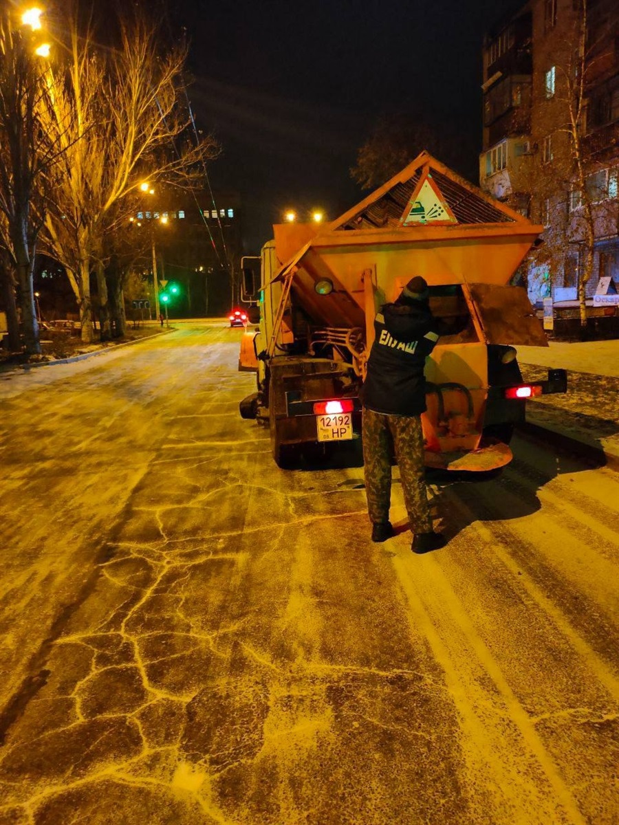 У Запоріжжі погіршилась погода - що вночі робили комунальники: фото