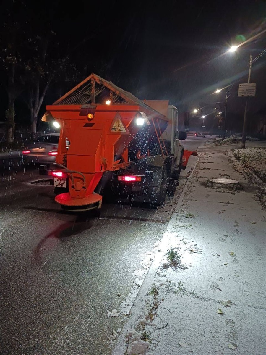 У Запоріжжі погіршилась погода - що вночі робили комунальники: фото