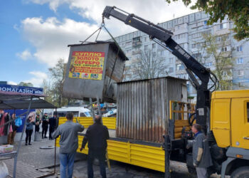 У Запоріжжі демонтували незаконний кіоск – його власник не надав документи, а залишив твір крейдою | Новости Запорожья