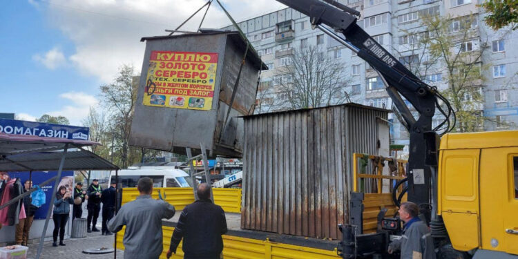 У Запоріжжі демонтували незаконний кіоск – його власник не надав документи, а залишив твір крейдою | Новости Запорожья