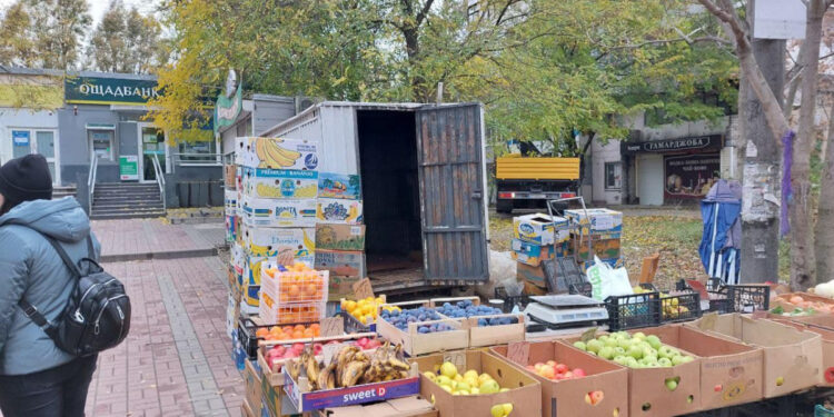У Запоріжжі демонтували незаконний кіоск з продажу фруктів та овочів | Новости Запорожья