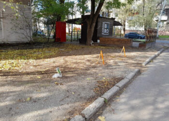 У Запоріжжі прибрали незаконні обмежувачі паркування у дворі  – фото | Новости Запорожья