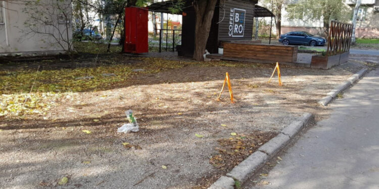 У Запоріжжі прибрали незаконні обмежувачі паркування у дворі  – фото | Новости Запорожья