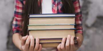 У Запоріжжі волонтери збирають дитячі книжки – як долучитися до акції | Новости Запорожья