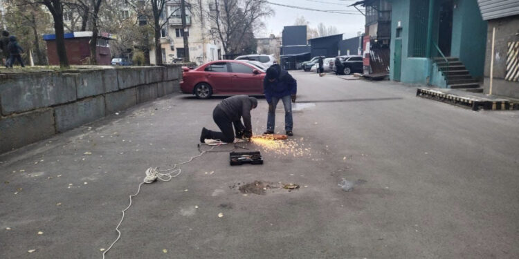 У Запоріжжі зрізали незаконні обмежувачі паркування – фото | Новости Запорожья