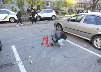 В одному з дворів Запоріжжя демонтували незаконні блокатори на загальнодоступних парковках | Новости Запорожья