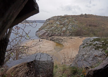 Відомий історик знайшов у запорізькій скелі таємний грот – що він побачив всередині | Новости Запорожья