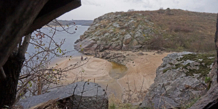 Відомий історик знайшов у запорізькій скелі таємний грот – що він побачив всередині | Новости Запорожья