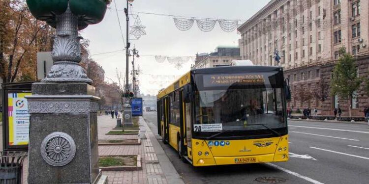 У Києві наземний громадський транспорт курсує вулицями столиці | Новини Київ