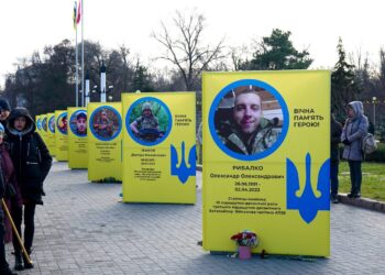 Ще 34 призми з портретами загиблих захисників встановили в Запоріжжі | Новини Запоріжжя