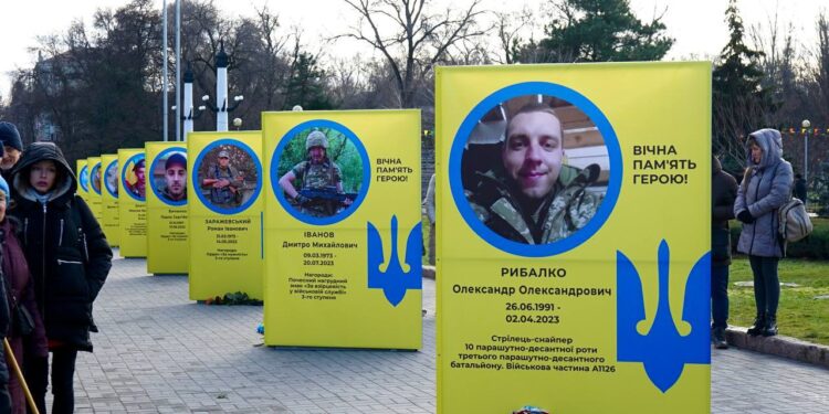 Ще 34 призми з портретами загиблих захисників встановили в Запоріжжі | Новини Запоріжжя
