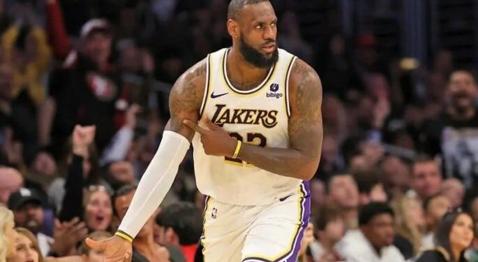 Джеймс вийшов на перше місце в історії НБА за кидками з гри | Баскетбол |