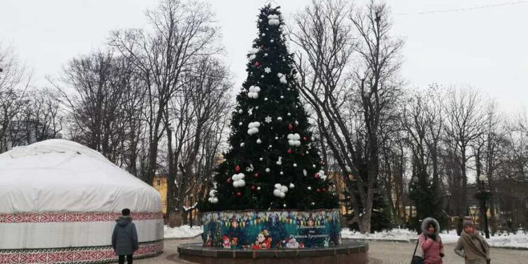 У кожному районі Києва встановили новорічні ялинки | Новини Київ