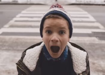 «Будьте обережні, липкі бандити в Рівному»: у центрі міста перезняли відомий усім «Сам удома» (ВІДЕО)