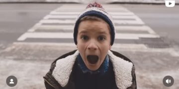 «Будьте обережні, липкі бандити в Рівному»: у центрі міста перезняли відомий усім «Сам удома» (ВІДЕО)