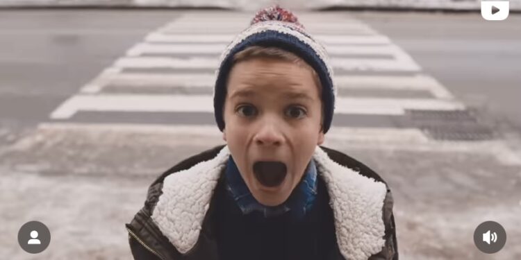 «Будьте обережні, липкі бандити в Рівному»: у центрі міста перезняли відомий усім «Сам удома» (ВІДЕО)