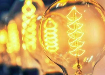 Через російські обстріли у Херсоні без світла залишаються 70% абонентів