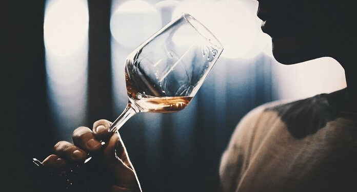 Чому та кому варто відмовитись від алкоголю