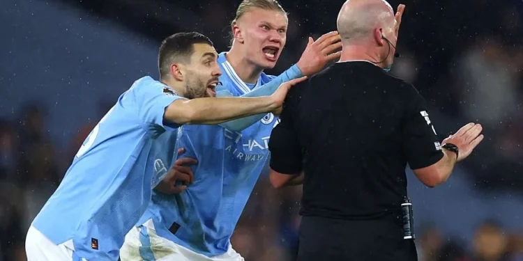Футболистам «Манчестер Сити» предъявили обвинение в неуважении к арбитрам