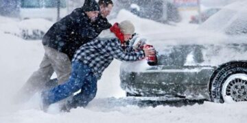 Як дістати машину зі снігу без лопати та тросу: поради для водіїв |  |