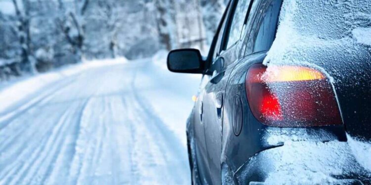 Як водіям Дніпра безпечно керувати автомобілем у снігопад та ожеледь | |