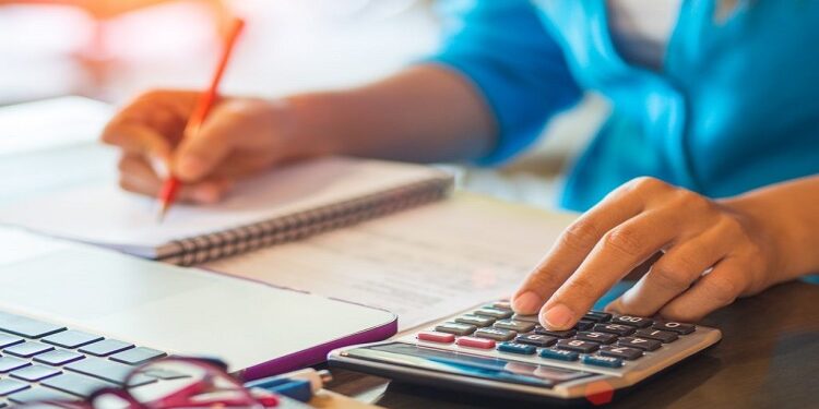 Яким чином ФОП може повернути надміру сплачений ПДФО, який був утриманий з його доходу підприємством, якщо ФОП не надав відповідних доку