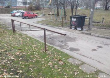 Мешканці запорізької багатоповерхівки незаконно встановили шлагбаум у дворі – фото | Новости Запорожья