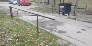 Мешканці запорізької багатоповерхівки незаконно встановили шлагбаум у дворі – фото | Новости Запорожья