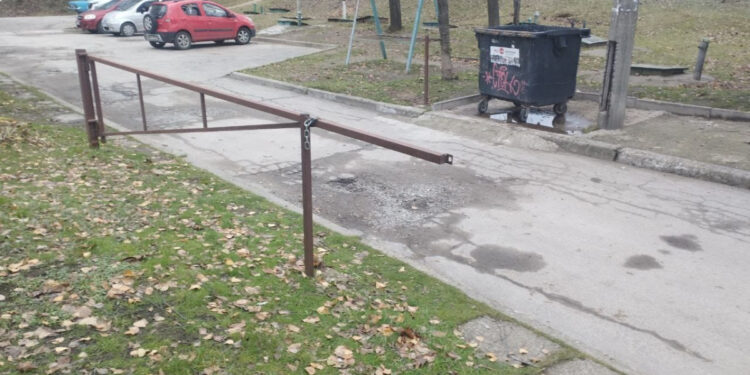 Мешканці запорізької багатоповерхівки незаконно встановили шлагбаум у дворі – фото | Новости Запорожья